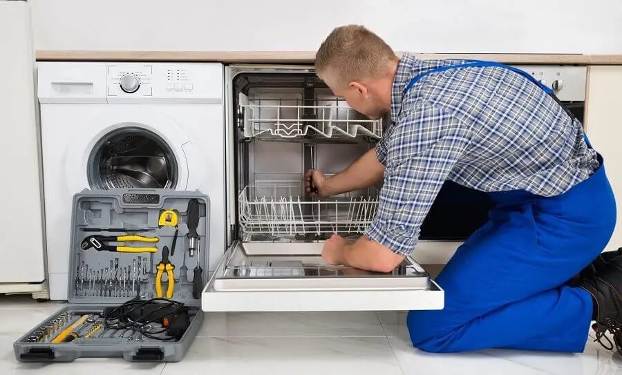 İzmit Gaggenau servisi teknisyen ekibi beyaz eşya tamiri yaparken